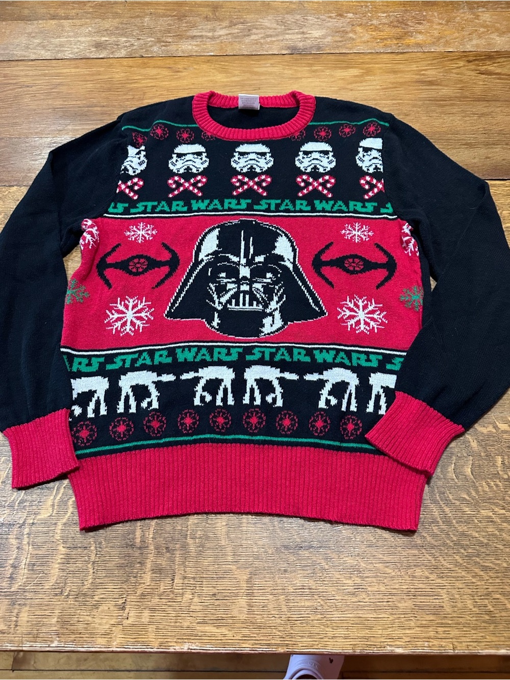 Star Wars Men's sz medium Darth Vader Crewneck Sweater Red, Black & Green